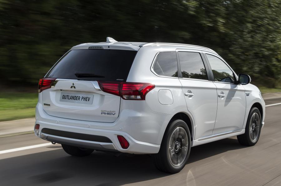  Mitsubishi Outlander PHEV 2015 года  (UK) (фото 18 из 31)